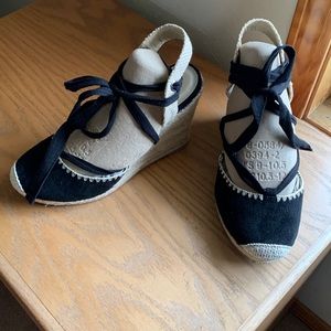 Wild Diva E-wedge black shoes. Lush black New  size 10.